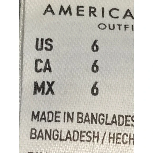 American Eagle 90s Boyfriend Shorts Medium Wash Distressed Denim Size 6 - Picture 5 of 7